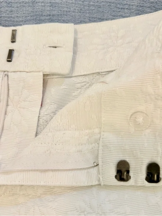 Elegant High-Rise Cream Floral Textured Women's Shorts - Picture 5 of 8